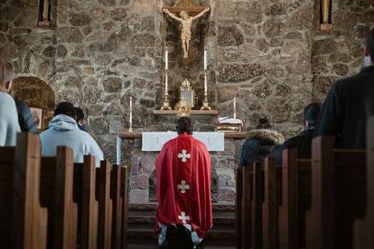 Oración eucarística con el Santísimo expuesto, foto de Josh Applegate en Unsplash