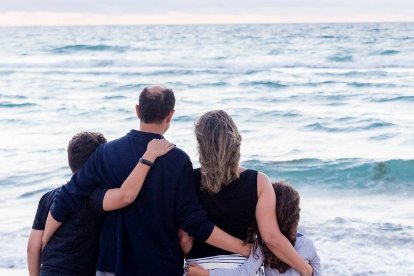 Una de las razones de la baja natalidad es que formar una familia y tener hijos ha dejado de verse como una forma idónea de vivir una vida intensa y feliz. Foto: Patricia Prudente / Unsplash.