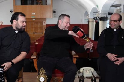 ¿Qué es la ley natural? ¿Y la moral? ¿De dónde brotan cada una? ¿Cambian con el paso del tiempo o con la opinión general? Jesús Silva, Patxi Bronchalo y Antonio Maria Domenech lo explican en su última entrega de Red de Redes.