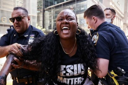 Williams, nacida en Staten Island (Nueva York), abortó por primera vez a los 15 años. Posteriormente abortó dos veces más y siguió un camino "autodestructivo" de drogas y alcohol. Tras ser detenida por lavado de dinero, tuvo una conversión.
