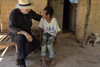 El obispo eligió la comunidad de Arroyo Prieto para la nueva demarcación parroquial y, fruto de la partición, le correspondieron más de noventa pueblos al misionero español (foto: Hartley con un feligrés local).