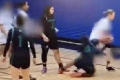 El impactante vídeo que muestra a la jugadora transgénero, más alta y corpulenta, arrancando el balón de los brazos de otra jugadora tirándola bruscamente al suelo.