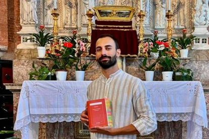 Niccolò, ante las reliquias de San Agustín en la basílica de San Pedro in Ciel d'Oro en Pavía (Italia), donde se conservan. Foto: Instagram @summacognitio