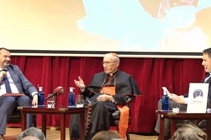 De izquierda a derecha en la foto: José Francisco Serrano Oceja, el cardenal Antonio María Rouco Varela y Bieito Rubido.