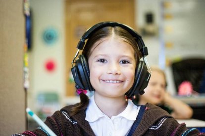 La educación suma ahora, a sus retos habituales, los de nuevas dimensiones tecnológicas y un poderoso intento de adoctrinamiento. Foto (contextual): Ben Mullins / Unsplash.