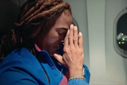 Yotuel, en el avión, símbolo del exilio de muchos cubanos que rezan por sus seres queridos en Cuba