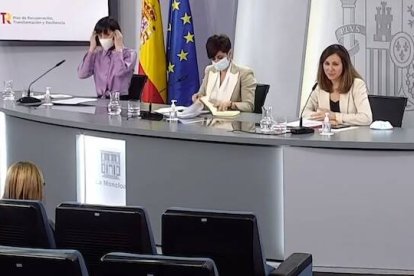 A la derecha de la foto, la ministra Ione Belarra durante la presentación este viernes del anteproyecto de ley animalista del Gobierno.
