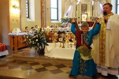 Holywins en una parroquia de Polonia, con un San Andrés con su cruz de aspa y red de pescador
