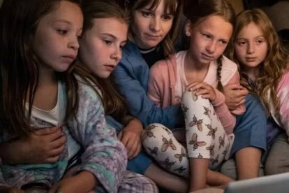 Kristen, la madre psicóloga de Evil, con sus 4 hijas que se meten en líos que dan miedo