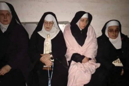 Las monjas contemplativas de Zytmoyr están en el sótano, donde pese a los bombardeos siguen rezando por la paz