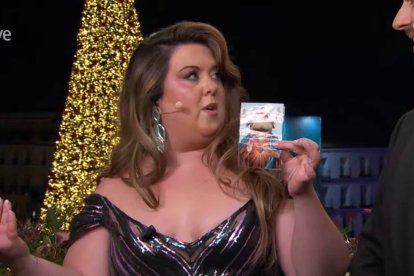 Lalachus muestra una estampa blasfema del Sagrado Corazón de Jesús.