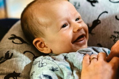 El asombro y la gratitud ante la vida que nace nos hace amantes de la maternidad y deseosos de protegerla. Foto: Marcin Jozwiak / Unsplash.