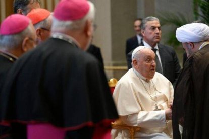 Francisco, cumplimentado por uno de los embajadores presentes. Foto: Vatican Media.