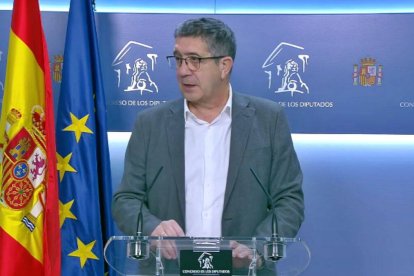 Patxi López, portavoz del grupo parlamentario socialista, anunció ante los medios en el Congreso de los Diputados el registro de su proposición de ley para despenalizar la ofensa a los sentimientos religiosos.