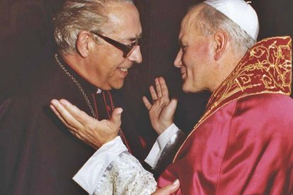 El 16 de octubre de 1978 fue elegido Papa Juan Pablo II (aquí, cumplimentado por Don Marcelo) y el 28 de noviembre el cardenal primado escribió su célebre instrucción pastoral sobre la Constitución que se sometió a referéndum aquel 6 de diciembre.