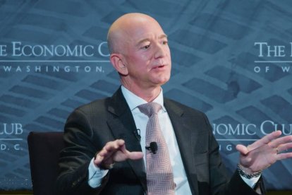 Amazon, dirigida por Jeff Bezos -en la imagen- es solo una de las últimas grandes compañías en anunciar la revisión de sus políticas DEI de diversidad, equidad e inclusión.