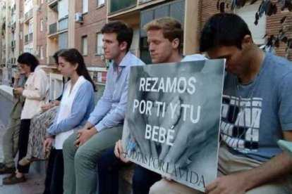 Un grupo de jóvenes de 40 Días por la Vida reza en silencio ante un abortorio en las calles de España