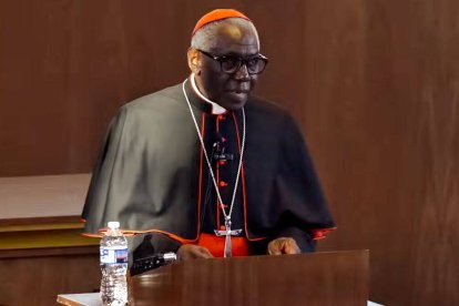 No es Dios quien "ha muerto", sostiene el cardenal Sarah, sino el hombre que prescinde de Dios. En la imagen, durante una conferencia en The Napa Institute de Washington, D.C. el 13 de junio de 2024.