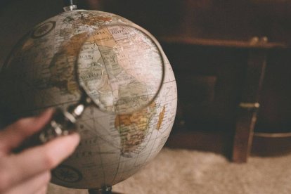 La esfericidad de la Tierra explica los días y las noches, pero... ¿por qué tiene que haber días y noches? La ciencia sola no puede responder a los porqués. La razón y la fe, sí. Foto: Clay Banks / Unsplash.