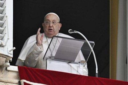 Francisco imparte la bendición este domingo tras el Ángelus desde el Palacio Apostólico. Foto: Vatican Media.