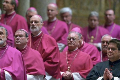 Los obispos son los principales maestros de la fe. Si consigo que enseñen doctrinas confusas, contradictorias o contrarias al Evangelio, puedo sembrar caos espiritual y desconcierto entre los fieles.