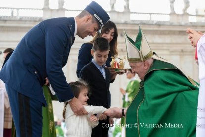 El Papa saluda a un agente y a su familia.