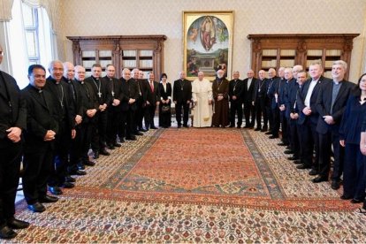 Obispos, cardenales y ayudantes del CELAM (episcopado latinoamericano) visitan al Papa Francisco en verano de 2024