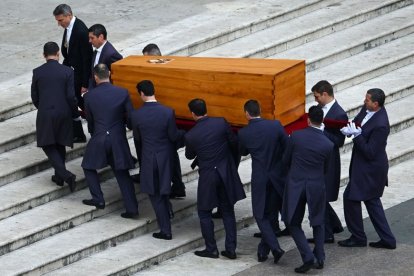 Gentilhombres de Su Santidad llevan el féretro de Benedicto XVI en 2023