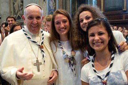 El Papa Francisco con unas jóvenes guías (scouts) al inicio de su Pontificado