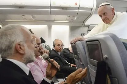 Francisco en uno de sus vuelos en avión con periodistas de 2013, donde improvisaba respuestas