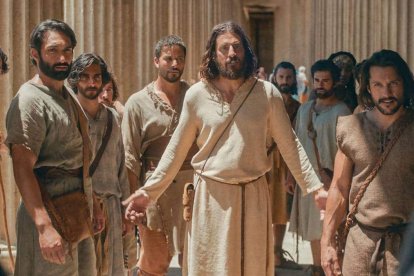 Jesús y los apóstoles, en una escena de 'The Chosen'.