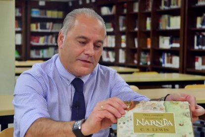 Emilio Domínguez Díaz muestra las 'Crónicas de Narnia' de CS Lewis.