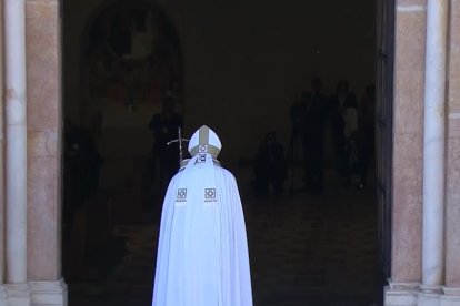 El Papa Francisco cruza la puerta santa de L'Aquila.