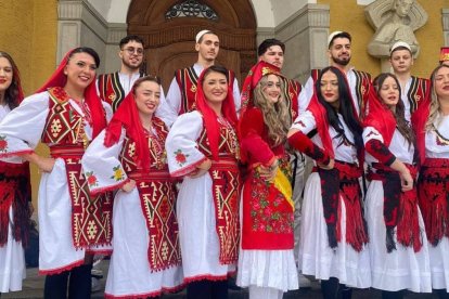 Feligresas kosovares posan en la parroquia con trajes típicos albaneses