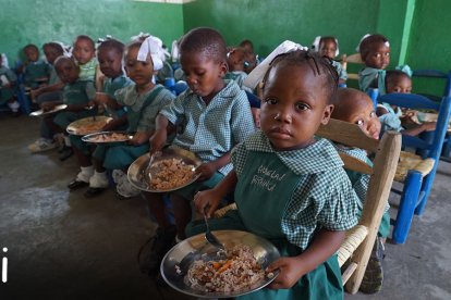 Arroz con frijoles y salsa en una de las escuelas que se alimenta con el sistema de Mary's Meals en Haití