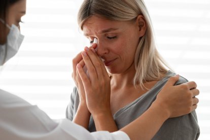 Una mujer llorando con una doctora.
