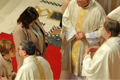 Broadhurst, Newton y Burnham, antiguos obispos anglicanos, en su ordenación como sacerdotes católicos, con sus esposas, en 2011, inicio de los Ordinariatos