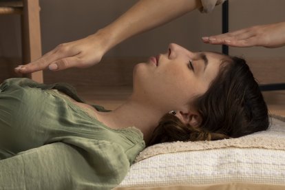 El reiki dice curar transmitiendo una energía indetectable llamada ki a través de las manos; no es ciencia, es algo espiritual y peligroso