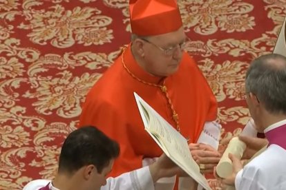 El cardenal camarlengo, Kevin Farrell.