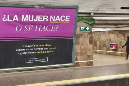Una muestra de la campaña de la ACdP en el Metro madrileño.