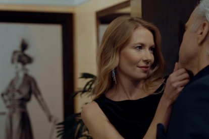 Escarceos en el lavabo de señoras, lo lujoso y lo zafio van juntos en la aventura de Dominika y Marcin en El Guardián