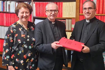 Lourdes Grosso y Fernando del Moral (a la derecha de la foto) entregan en Roma documentación sobre los mártires españoles.