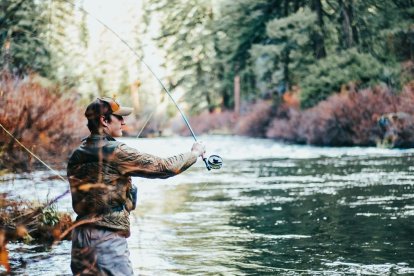 Un hombre pescando.