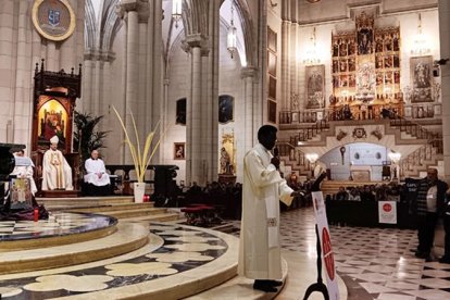 El padre Emmanuel, nigeriano, se dirige a los asistentes a la Noche de los Testigos en presencia del cardenal Cobo.