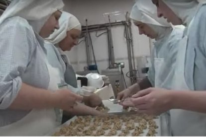 Las ex religiosas de Belorado preparando dulces