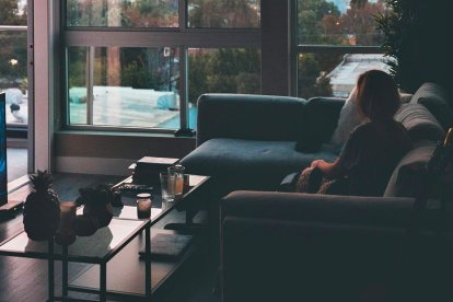 Mujer en casa viendo la tele.