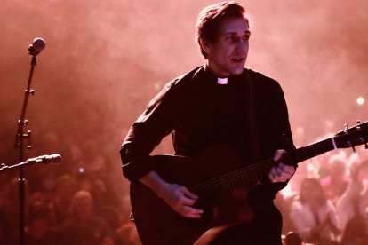 El sacerdote Michael Moses evangeliza a cientos de miles desde las redes, pero advierte que su uso también tiene peligros.