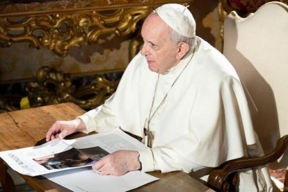 Francisco con un periódico.