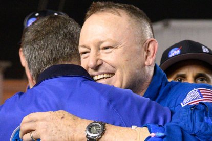 El astronauta Butch Wilmore, al volver a la Tierra, abraza a sus compañeros