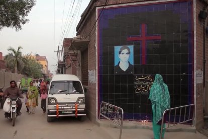Una católica de Lahore contempla el retrato de Akash Bashir, que con 18 años entregó su vida en defensa de la Iglesia.